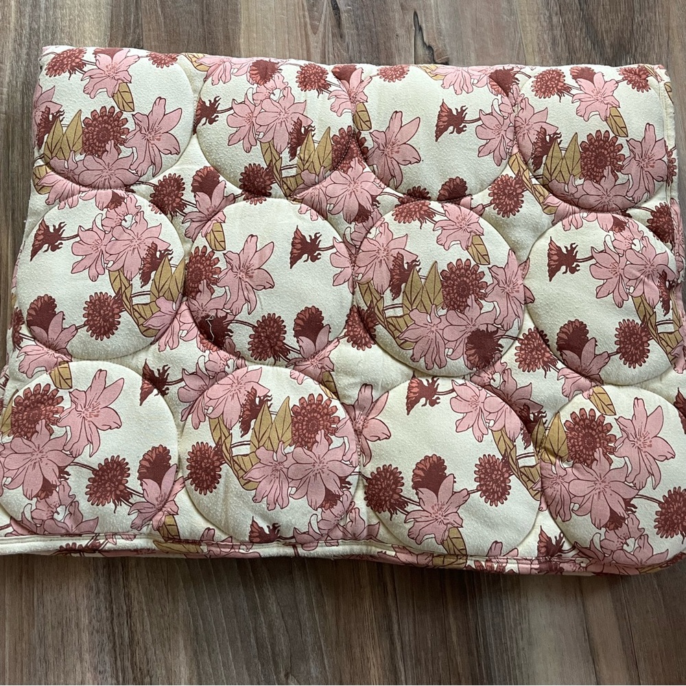 Kate Quinn Pink Retro Floral toddler quilt!
